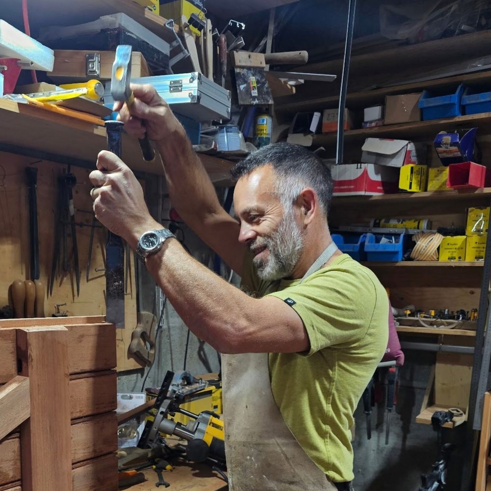 Jérôme Poulain au travail dans son atelier de menuiserie